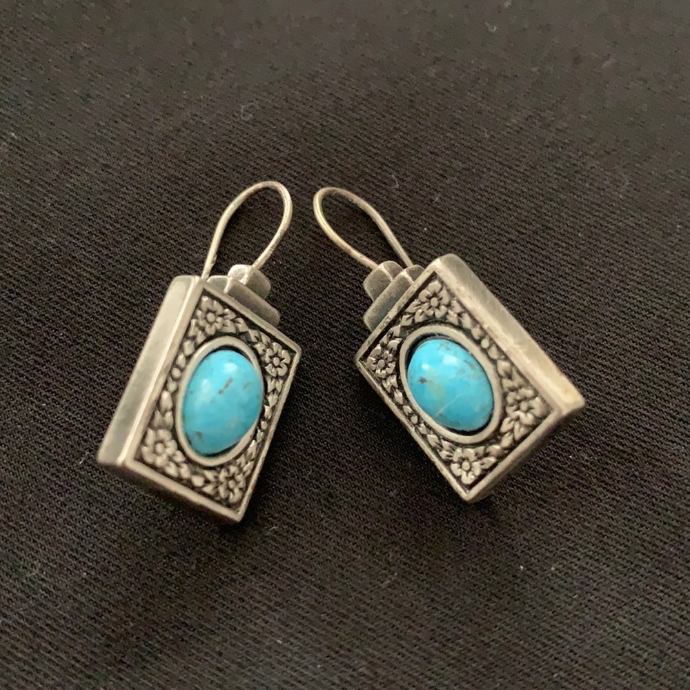 Lovely elegant silver earrings w turquoise stone